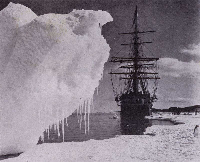 "Landingen ved isfoten nær Cape Evans" (s/hvitt-bilde) av Herbert Ponting