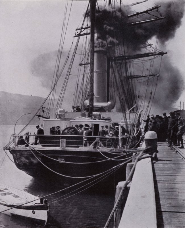 "Det lille skipet forlot Port Chalmers på den siste etappen av reisen" (s/hvitt-bilde) av Herbert Ponting