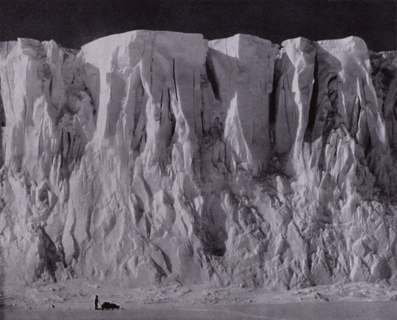 Vollene til Mount Erebus (s/hv-bilde) av Herbert Ponting