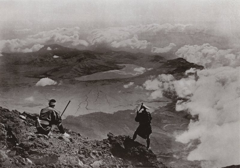 Two Miles above the Clouds, "Three-Days-Moon" Lake fra toppen av Fuji (s/h-bilde) av Herbert Ponting