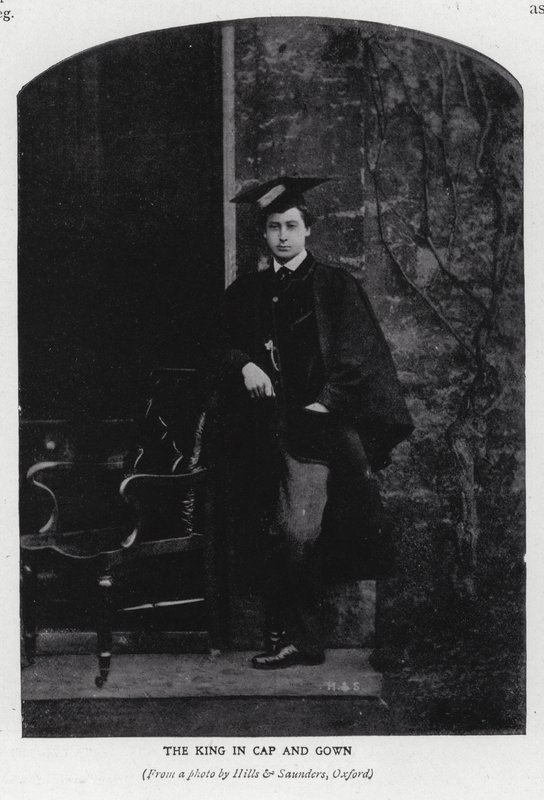 Kong Edward VII i mørtelbrett og kappe mens han var ved Oxford University (s/hvitt-bilde) av Hills and Saunders