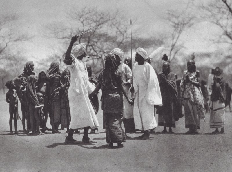 Afrika: Aulad Hamid-dansen (s/h-bilde) av Hugo Adolf Bernatzik