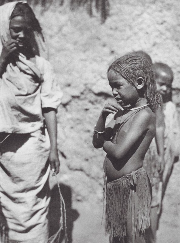 Afrika: Barn i Omdurman (s/h-bilde) av Hugo Adolf Bernatzik