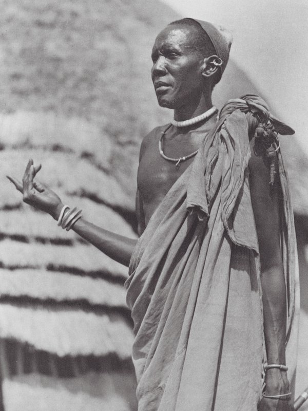 Afrika: Høvdingen i Tonga (s/h-bilde) av Hugo Adolf Bernatzik