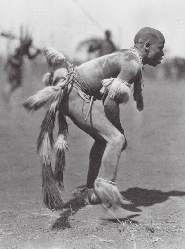 Afrika: Nuba Wrestlers (s/hvitt bilde) av Hugo Adolf Bernatzik