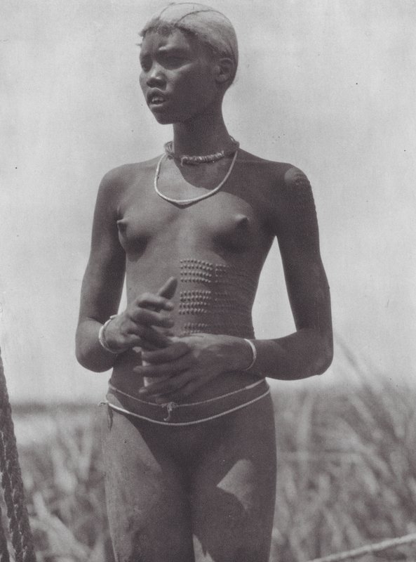 Afrika: Nyer-jente med dekorative arr (s/h-bilde) av Hugo Adolf Bernatzik