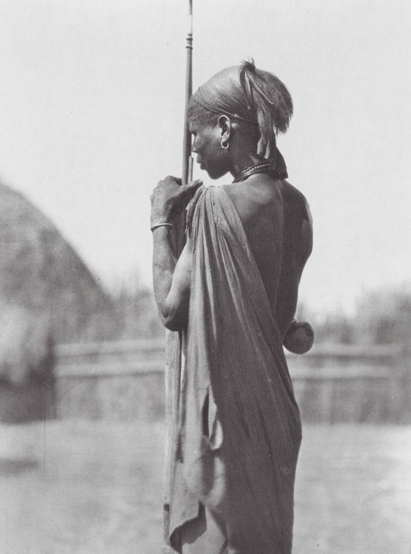 Afrika: Nuer i Shilluk-kjole (s/h-bilde) av Hugo Adolf Bernatzik