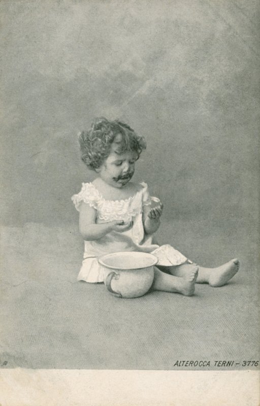 Baby leker med bobler (s/hvitt bilde) av Italian Photographer