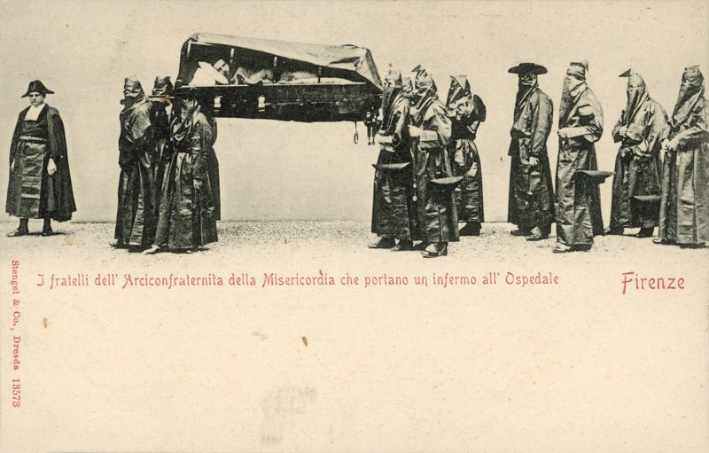 Brødrene til Compagnia della Misericordia (Company of Mercy) som bærer en syk mann til sykehus, Firenze (s/hv-bilde) av Italian Photographer