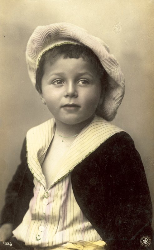 Søt gutt i floppy hatt av Italian Photographer