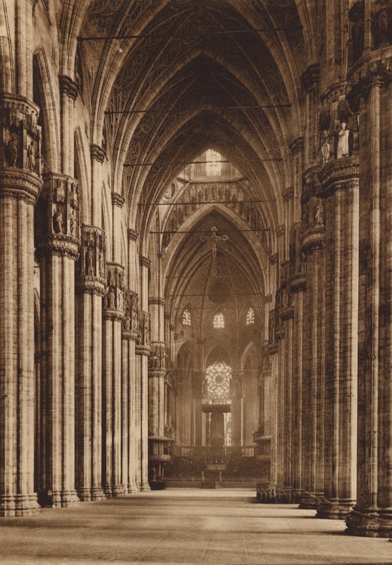 Milanos katedral: Interiør, sentralskip (s/h-bilde) av Italian Photographer