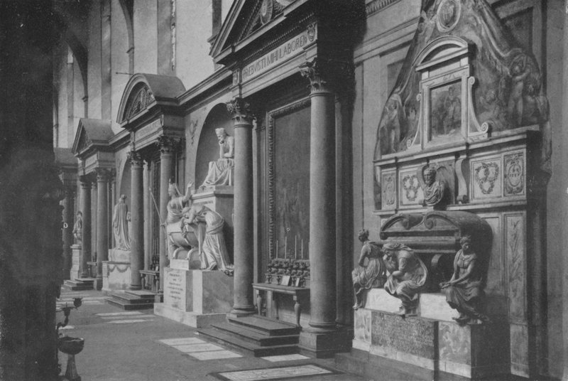 Firenze, S Croce-kirken, monumenter i høyre midtgang (s/h-bilde) av Italian Photographer