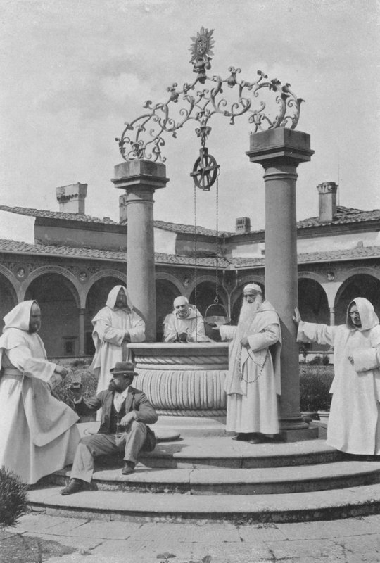 Firenze, Omgivelser, Certosa, Brønnen i det store klosteret (s/h foto) av Italian Photographer
