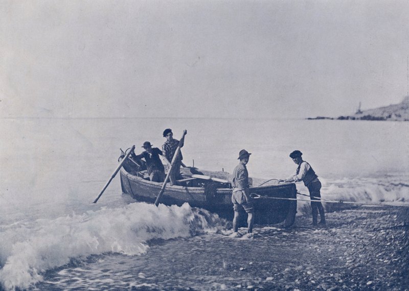 Italia: Bordighera, fiskere som returnerer til havn (s/hvitt bilde) av Italian Photographer
