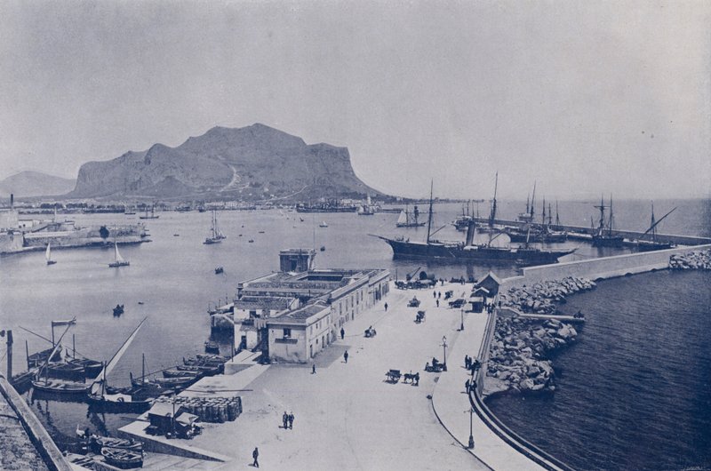 Italia: Palermo, Monte Pellegrino og havn (s/hvitt-bilde) av Italian Photographer