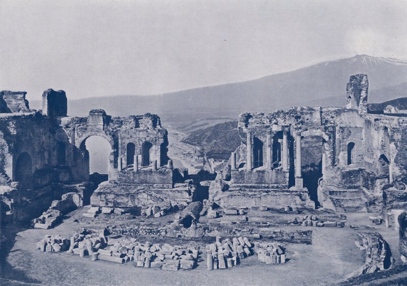 Italia: Taormina, Sicilia, ruinene av gresk teater og Etna-fjellet (s/hvitt-bilde) av Italian Photographer