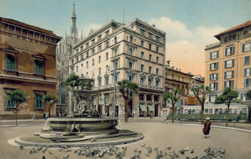 Milano: Piazza Fontana (fargebilde) av Italian Photographer