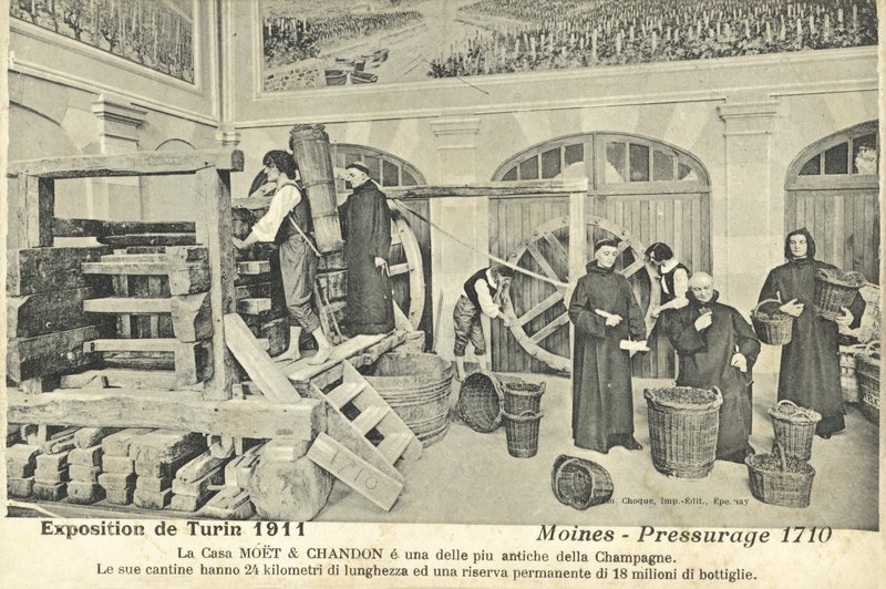 Munker som presser champagnedruer i 1710, stiller ut på Torino internasjonale utstilling, Italia av Italian Photographer
