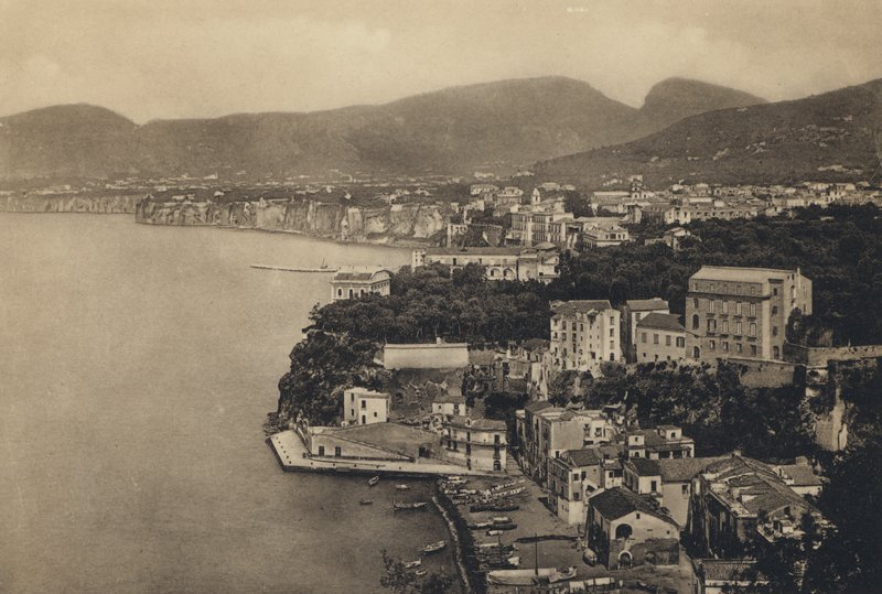 Napoli: Sorrento, Panorama With the Marina Grande (s/h foto) av Italian Photographer