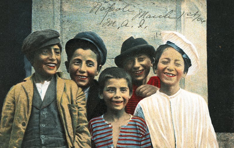 Neopolitanske gutter ler og smiler av Italian Photographer