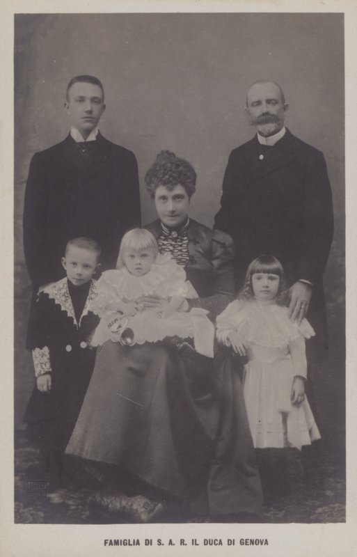Prins Thomas, hertugen av Genova og hans kone, prinsesse Isabella av Bayern, med barna (s/hvitt-bilde) av Italian Photographer