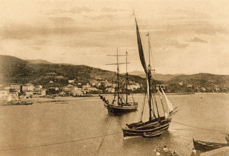 Sanremo, villaer og hoteller i øst (s/h-bilde) av Italian Photographer