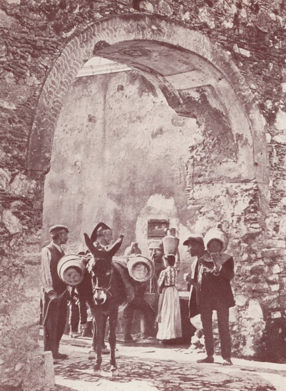 Sicilia: En gammel port, Taormina (s/h-bilde) av Italian Photographer