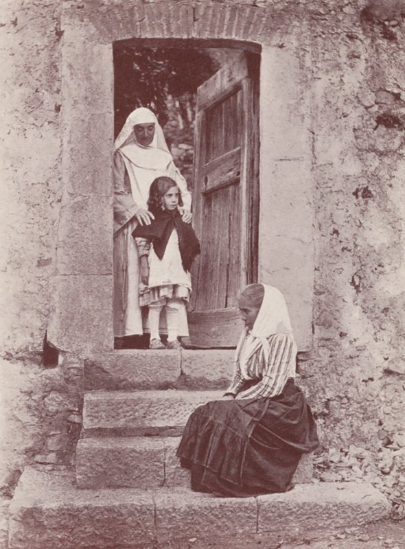 Sicilia: Ved klosterportalen (s/h-bilde) av Italian Photographer