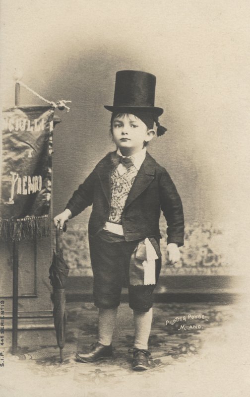Liten gutt i dress (s/hvitt bilde) av Italian Photographer