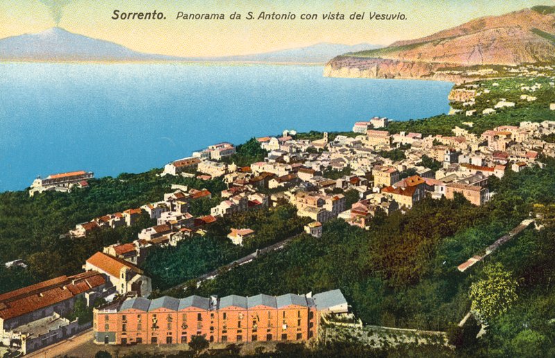 Sorrento, panorama fra S. Antonio med utsikt over Vesuv (fargefoto) av Italian Photographer