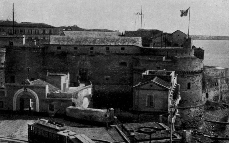 Taranto, Colombino Castle, R Marina Barracks (s/h foto) av Italian Photographer