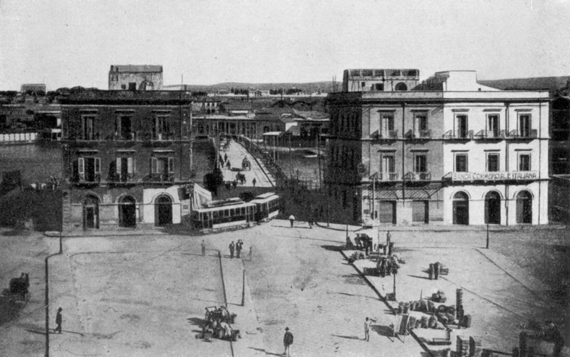 Taranto, Piazza Fontana, Napoli-broen (s/h-bilde) av Italian Photographer