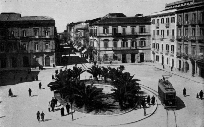Taranto, Piazza Giordano Bruno (s/h-bilde) av Italian Photographer