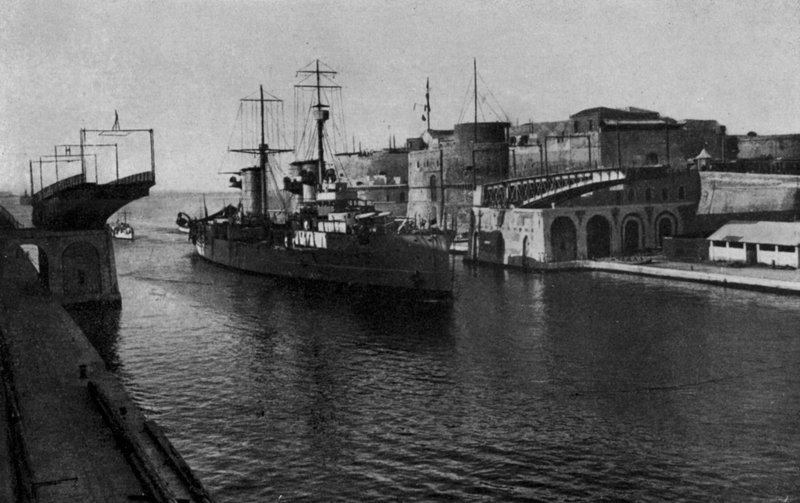 Taranto, Ponte Girevole, Passage of the R Ships (s/h foto) av Italian Photographer