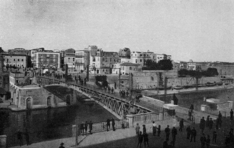 Taranto, lukket svingbro og gamlebyen (s/h foto) av Italian Photographer