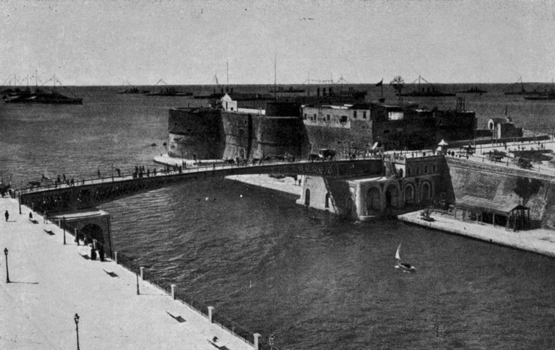 Taranto, lukket svingbro, marinestyrker samlet med gran pavese i mar grande (s/h foto) av Italian Photographer
