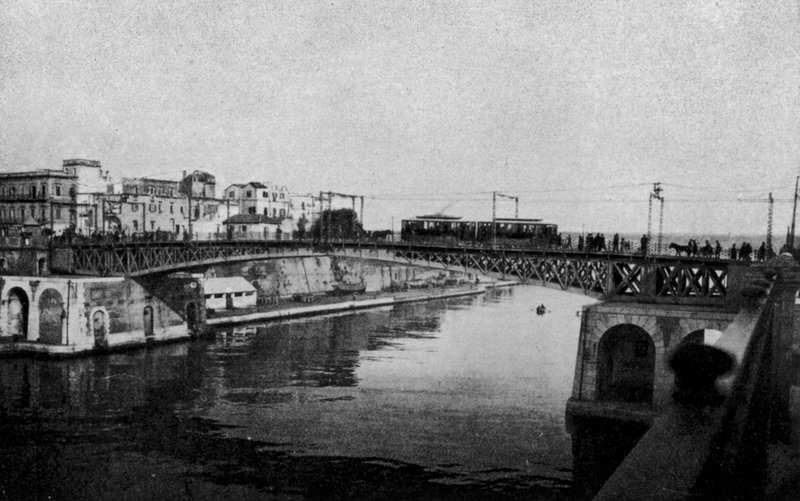 Taranto, lukket svingbro og gamlebyen (s/h foto) av Italian Photographer