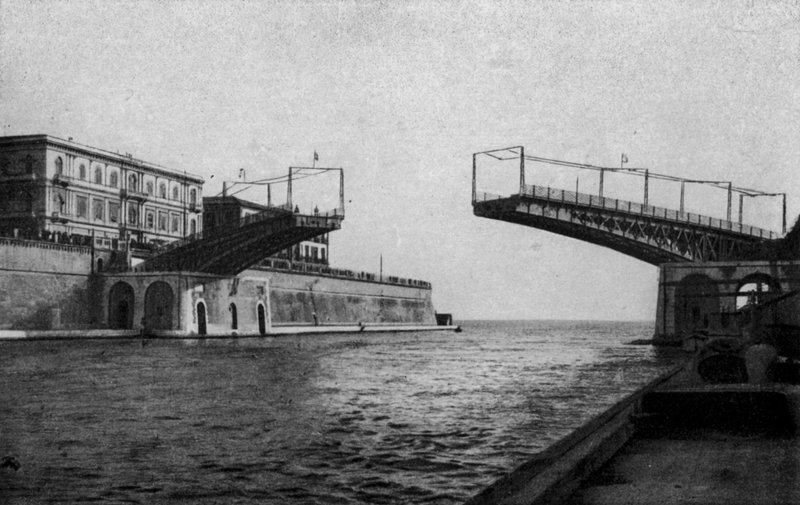 Taranto, halvåpen svingbro (s/hvitt bilde) av Italian Photographer