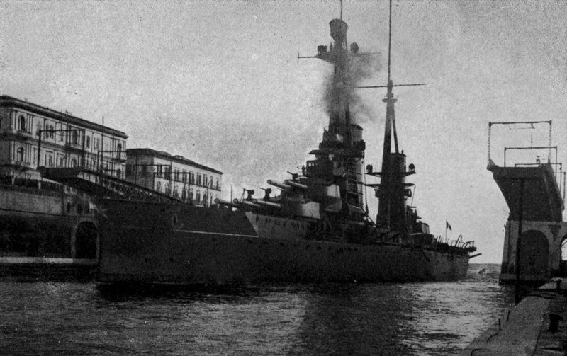 Taranto, R Nave Duilio gjennom den navigerbare kanalen (s/h foto) av Italian Photographer