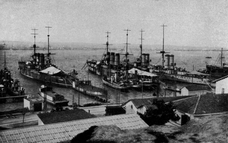Taranto, Regie Navi Roma, Napoli, San Giorgio forankret i Mar Piccolo (s/h foto) av Italian Photographer