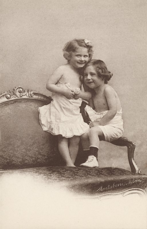 To leende barn (s/hvitt bilde) av Italian Photographer