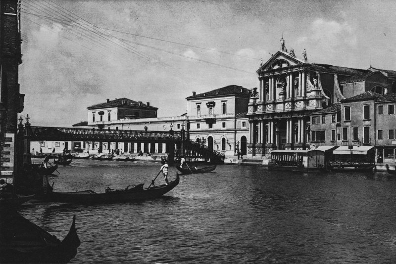 Venezia, jesuittkirken og jernbanestasjonen (s/hv-bilde) av Italian Photographer
