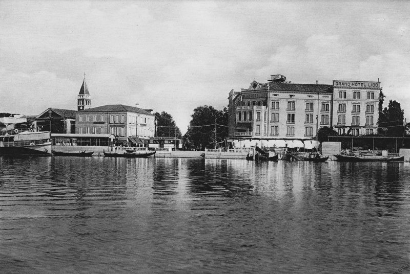 Venezia, Lido, Imbarcadero og Grand Hotel Lido (s/h-bilde) av Italian Photographer