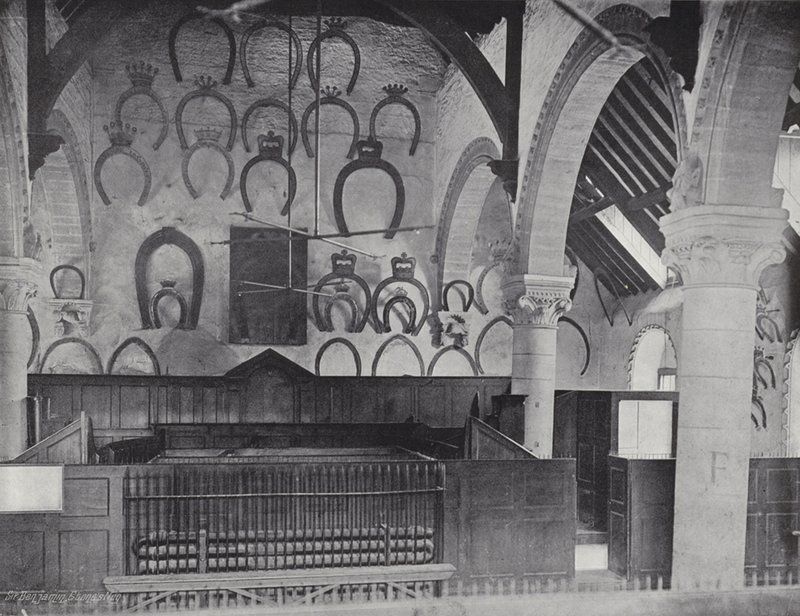 Hesteskohyllest i Oakham Castle av J. Benjamin Stone