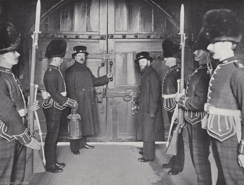 Låser tårnportene, fester seg for natten av J. Benjamin Stone