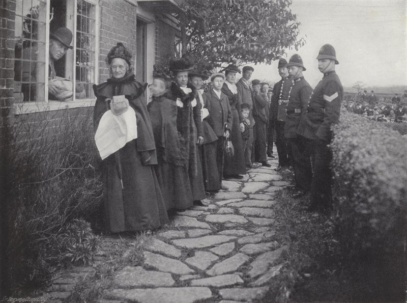 The Biddenden Maids Charity, distribuerer brød og ost av J. Benjamin Stone