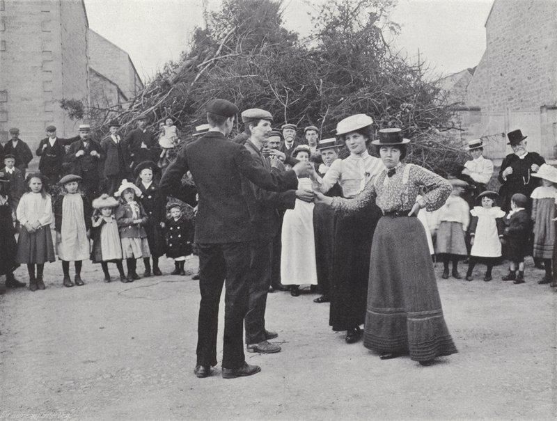 The Northumbrian Baal Fire, Villagers Dancing av J. Benjamin Stone