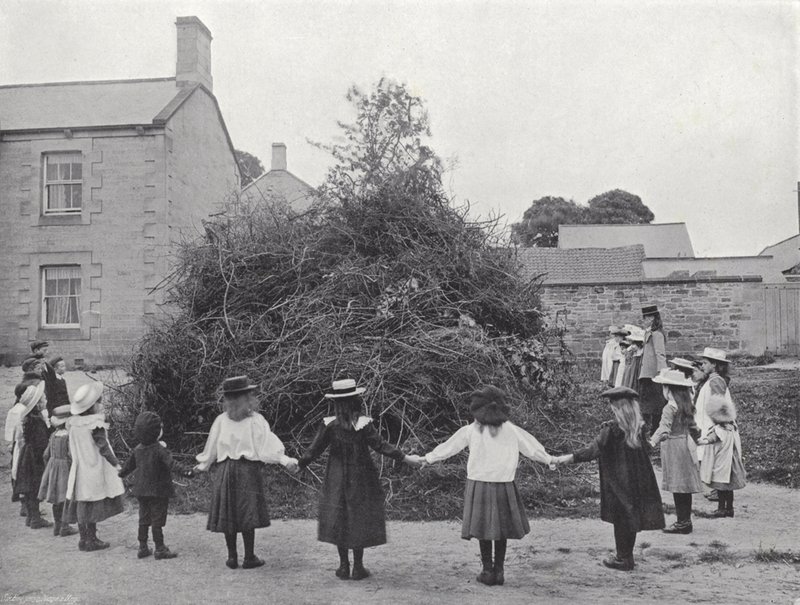 The Northumbrian Baal Fire, klar for belysning av J. Benjamin Stone