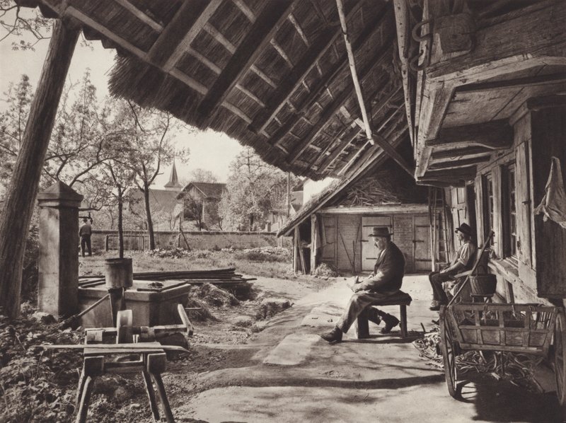 Sveits: Bernese Farm-House, under toppleilighetstaket (s/hvitt-bilde) av Jean Gaberell