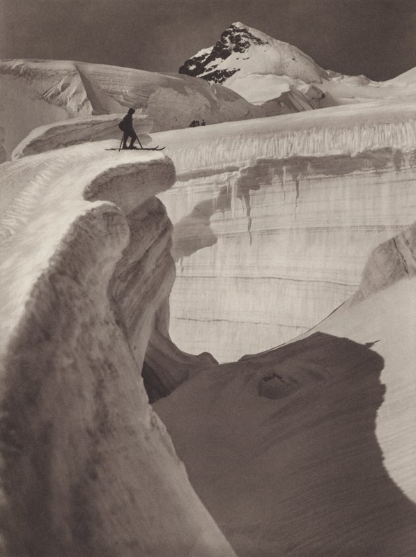 Sveits: Jungfrau, Glacier Labyrinth, Rottalhorn i bakgrunnen (s/hvitt bilde) av Jean Gaberell